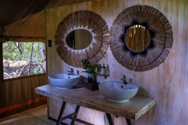 Ensuite bathrooms in shaded canvas tents at MmaTsebe.